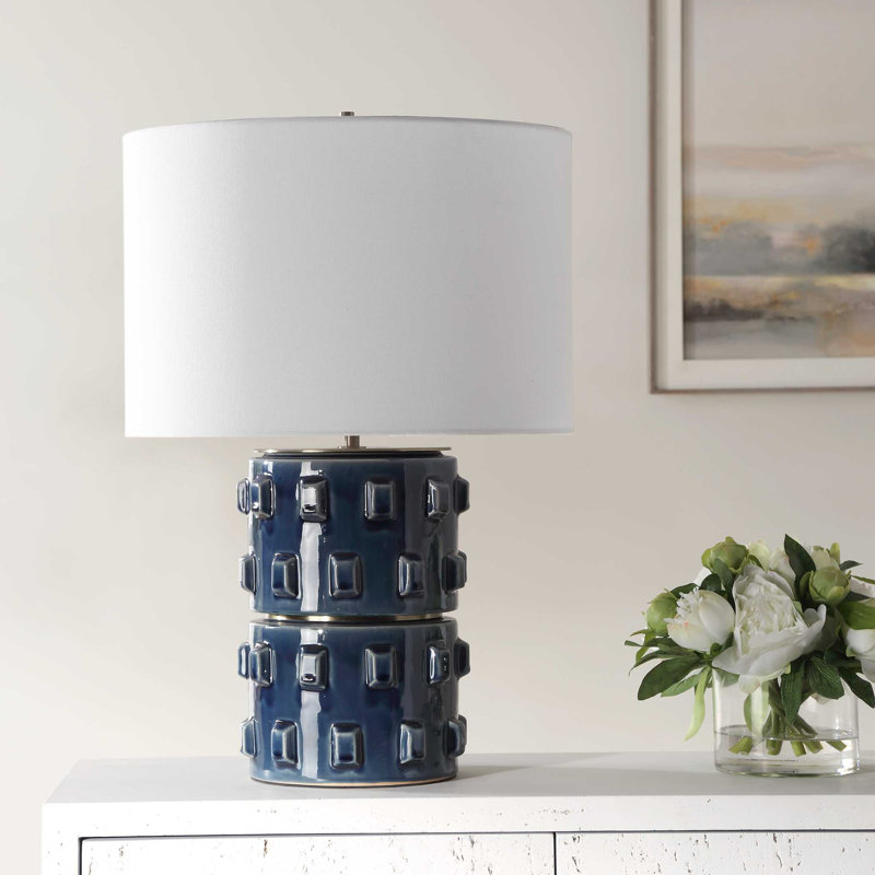  Lampe de table en céramique bleue - H 23 po avec abat-jour en lin blanc et accents en laiton antique