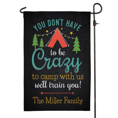 Drapeau de jardin de camping personnalisé - «Vous n'avez pas à être fou de camper avec nous» Drapeau extérieur du terrain de camping avec nom de famille - Décoration de camping et de camping pour tente, chalet et patio - polyester 12 x 17,5 po