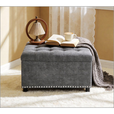 Repose-pieds capitonné polyvalent avec garniture cloutée, parfait pour les petits espaces et la décoration intérieure