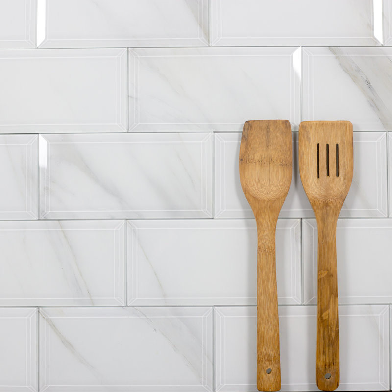 Carrelage mural décoratif de cuisine et de salle de bain en verre aspect marbre biseauté 4 po x 8 po Nature, Blanc Calacatta