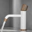 Robinet de lavabo de salle de bain moderne en laiton avec poignée simple, fixation sur le comptoir, mélangeur d'eau chaude et froide, installation facile, conception durable et élégante