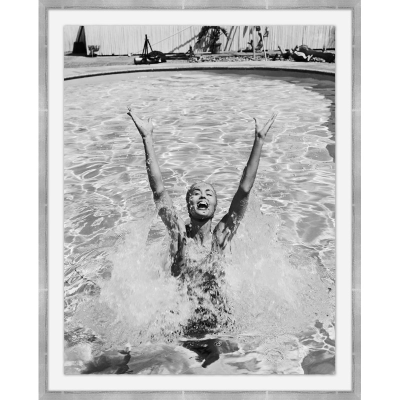 «Femme s'amusant dans la piscine» par Getty Images - Photographie de cadre photo sur papier