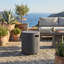 Porte-réservoir de propane moderne en béton léger de 19,9 po et table d'appoint d'extérieur en gris