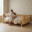Grand lit plateforme en bois-933238167