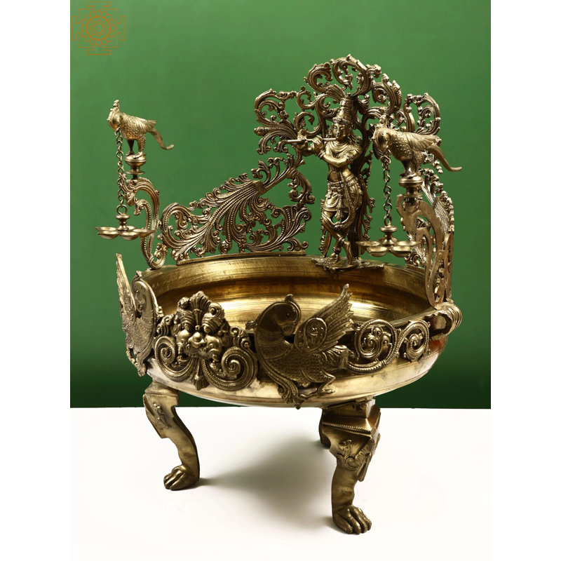 Lord Krishna Urli avec perroquets, lampes suspendues, paons et figurine Kirtimukha