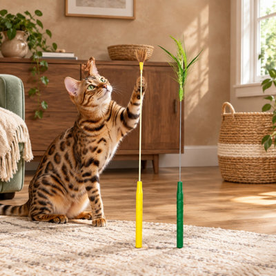 Deux styles de plumes naturelles et un fil métallique flexible donnent à ces baguettes à chat (lot de 2) un mouvement vif pour jouer avec les chats à courte portée sur les canapés, les lits et les tapis.
