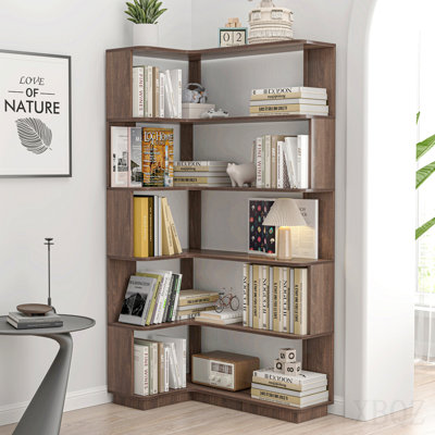 Bibliothèque de coin autoportante en L de 90 cm (35,43 po) à 5 niveaux pour salon, chambre à coucher, bureau à domicile, bibliothèque en bois avec panneau anti-chute et dispositif anti-basculement, tablette ouverte
