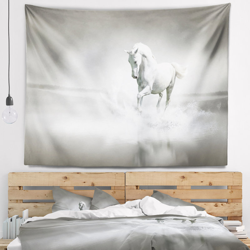 Tapisserie cheval blanc qui court dans l'eau, H 32 po x l 39 po