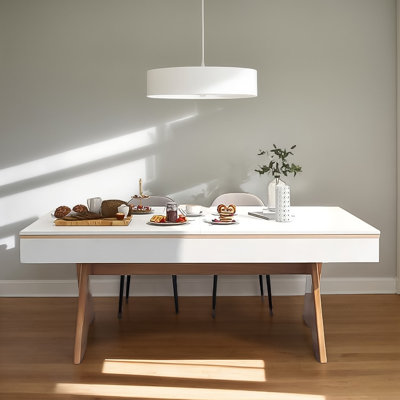 Une table polyvalente trois-en-un qui sert à la fois de table de billard et de table de salle à manger.