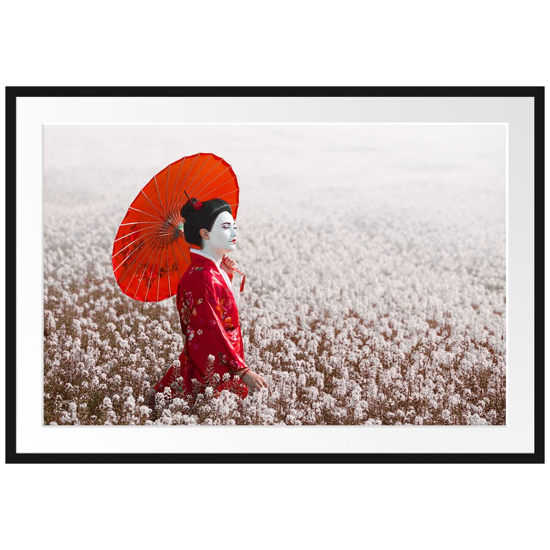 Geisha in einem Feld Gerahmter Fotodruck