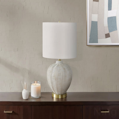 Lampe de table - 21 po de hauteur, en ivoire et dans un abat-jour crème, en résine crème