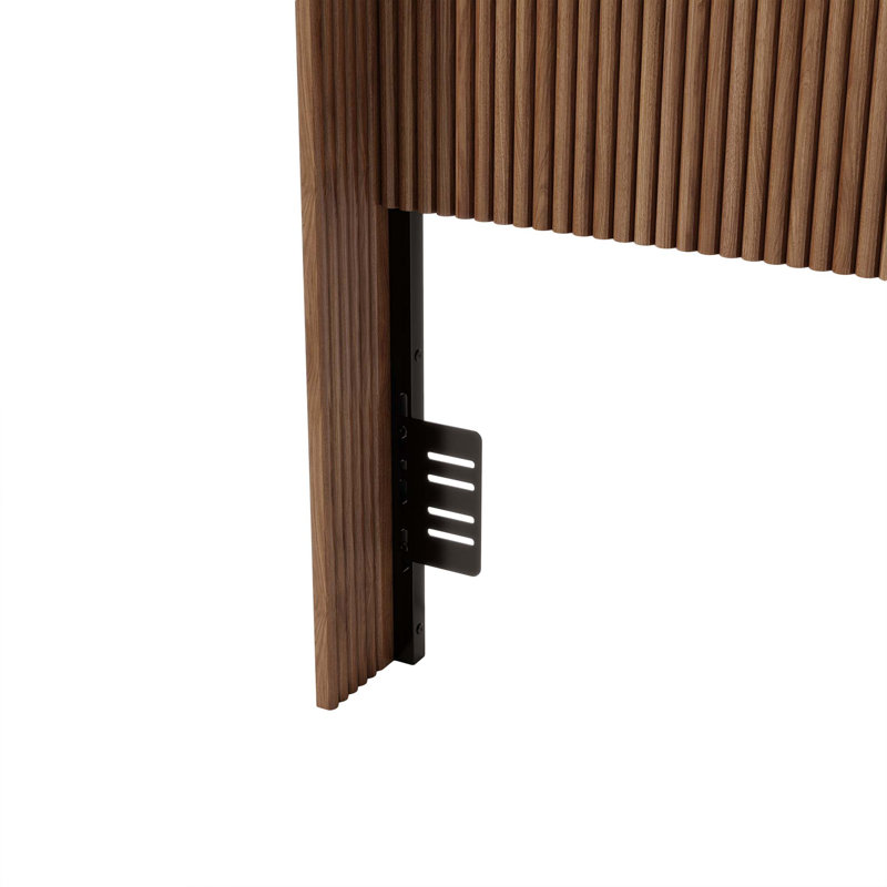 Tête de lit en bois cannelé avec supports métalliques ajustables