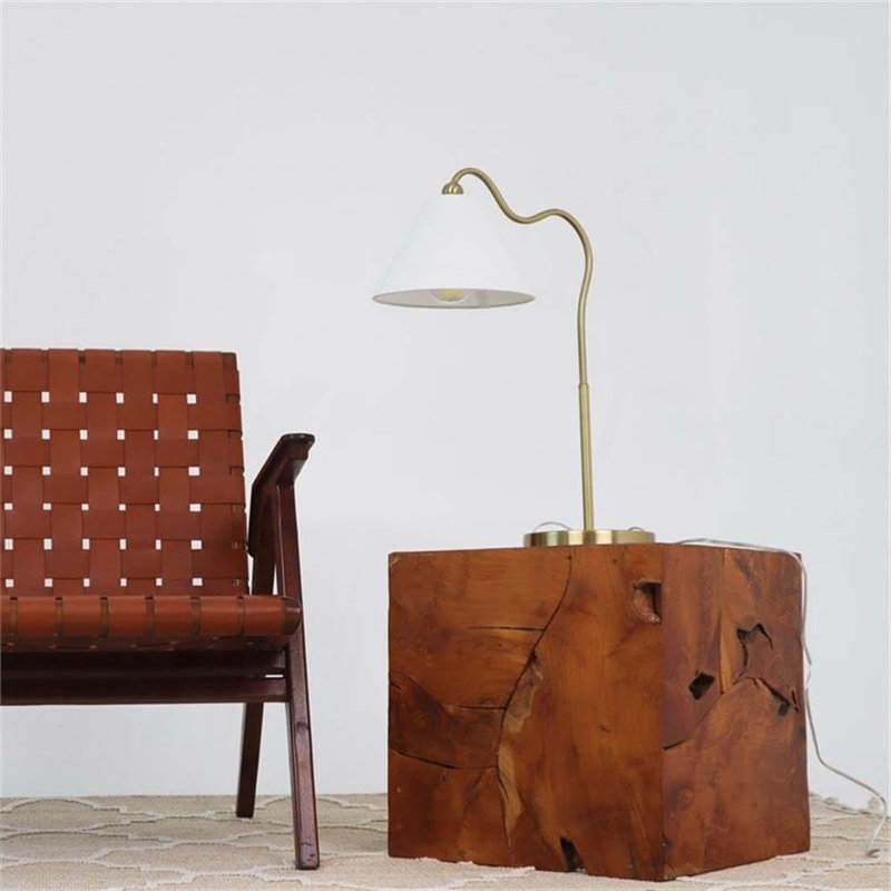 Lampe de table courbée en laiton avec abat-jour triangulaire blanc