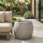 Table d'appoint d'extérieur ovale en béton léger, parfaite pour le patio et le jardin, design durable et élégant.