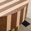 Table basse ronde avec un design rayé unique pour le salon comme centre de table élégant et surface fonctionnelle pour un usage quotidien