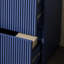 Meuble-lavabo de 30 po en bleu avec un design cannelé, deux tiroirs, un comptoir brillant et un lavabo autoportant en céramique