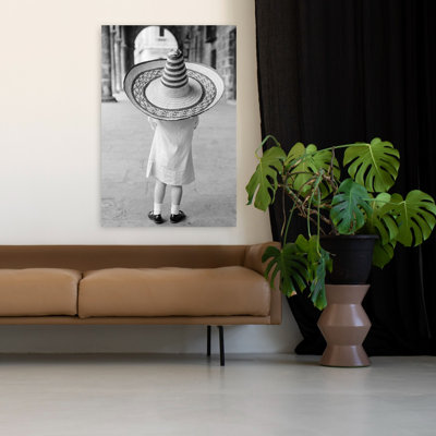 1950s 1960S petite fille touriste vu de derrière portant un chapeau de paille trop grand classique rétro