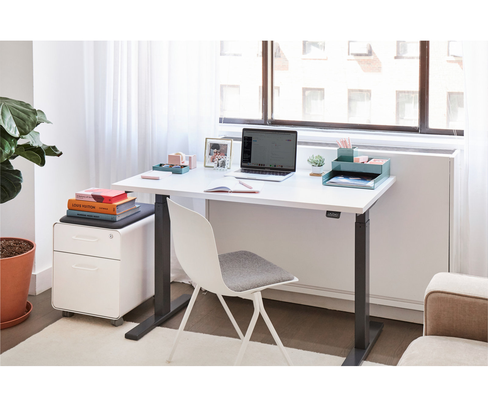 Series L 2S Adj Ht Sgl Desk, White/Charcoal, 48" H x 47.25" W x 27" D