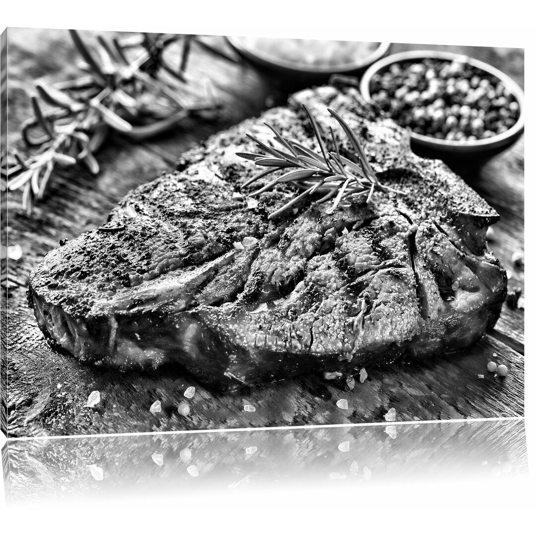 Leinwandbild Leckeres Fleisch mit Rosmarin in Monochrom