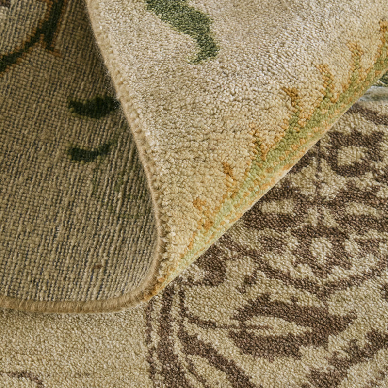 Wool Floral Area Rug in Green, Rectangle 5'6" x 8'6"