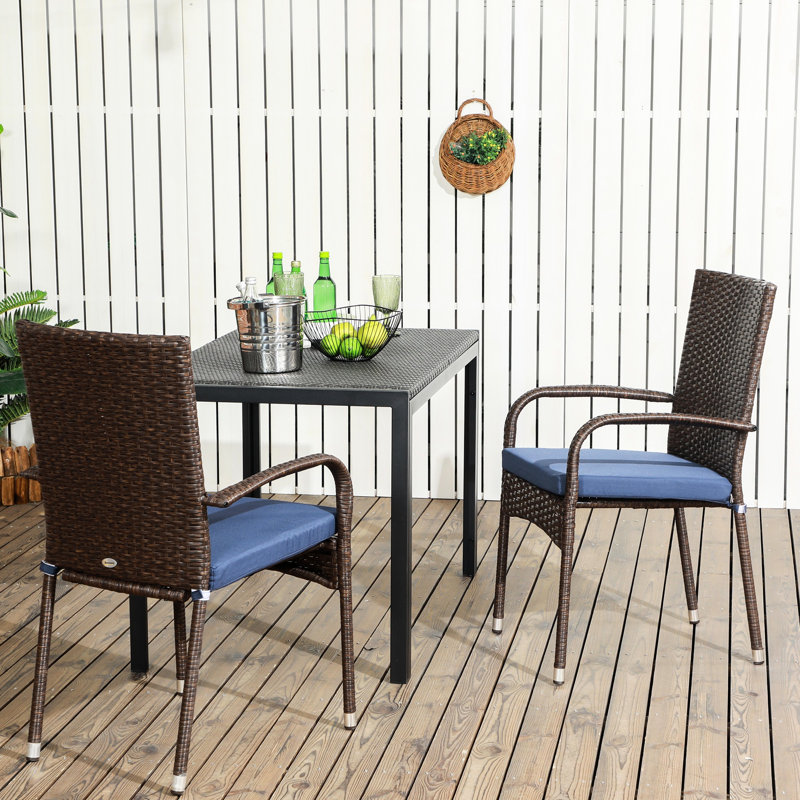 Chaises de patio blanc crème avec et. 2. Empilable. Siège et empilable d'extérieur en blanc. Coussins. Pour un style tendance.