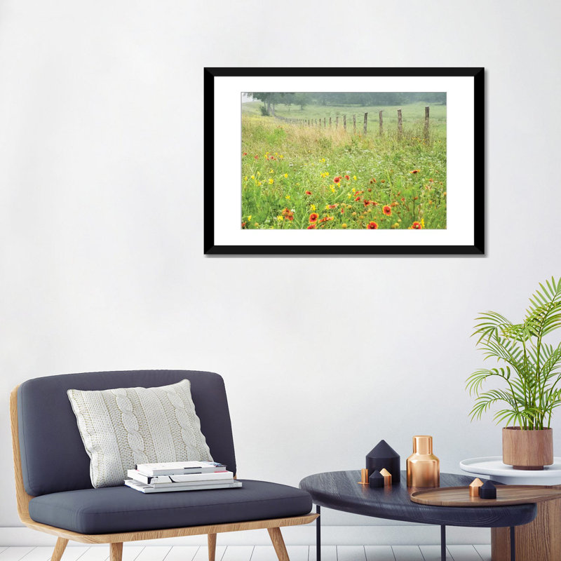Fleurs le long d'une clôture par Karin Connolly, reproduction sur toile tendue, H 24 po x l 32 po x P 1 po, Blanc