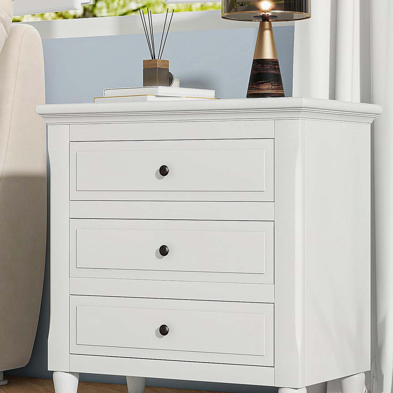 Adoptez une organisation sophistiquée avec une armoire de chevet dotée de trois tiroirs robustes, offrant suffisamment d'espace pour ranger des objets personnels et simplifier votre routine quotidienne.