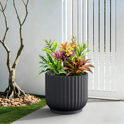 Grand pot de fleurs rond 17 po en béton noir mat (intérieur amélioré) avec trou de drainage
