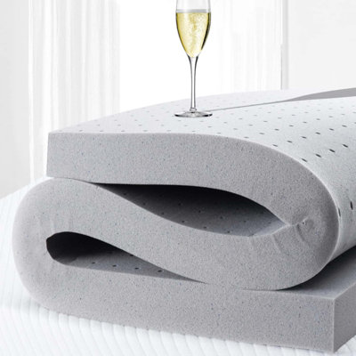 Surmatelas de 2 po pour lit très grand et matelas en mousse viscoélastique imprégnée de gel pour un sommeil doux et rafraîchissant