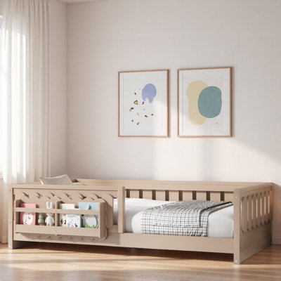 Lit plateforme en bois avec garde-corps et tablettes de rangement