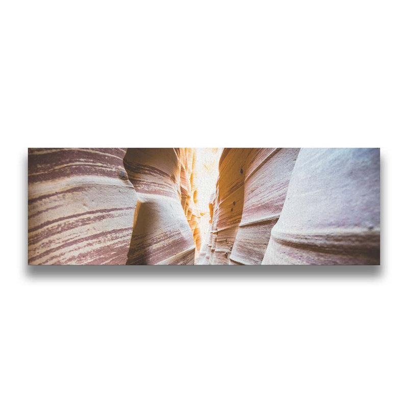 Touche de beauté par Scott Barlow. Impression sur papier - Montée et encadrée, H 19 po x l 49 po