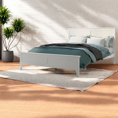 Très grand lit en bois massif robuste de style moderne et confortable