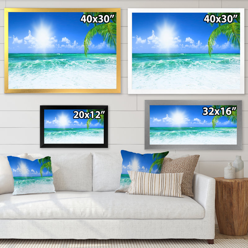 «Beautiful Beach with Bright Sun» - photographie sur toile, H 17,5 po x l 33,5 po x P 1 po, Cadre argenté