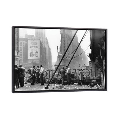 «V-E Day (Times Square, NYC 1945)» par Ruth Orkin - reproduction de photo