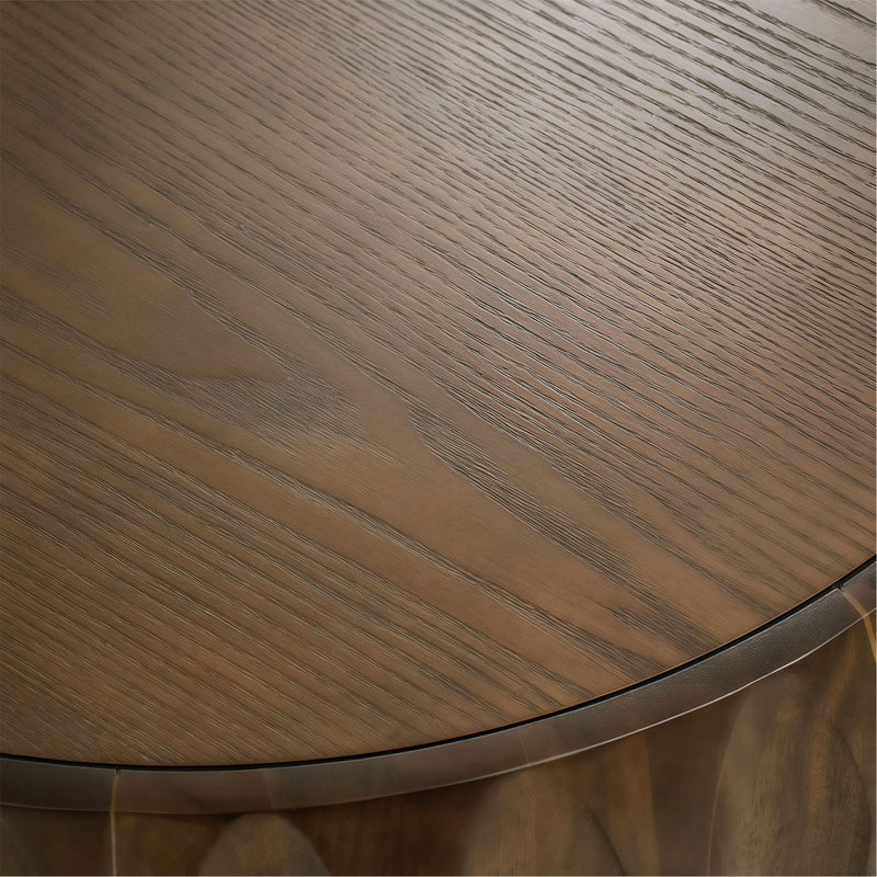 Table basse ronde en bois massif sculpté au design sculptural élégant, Noyer