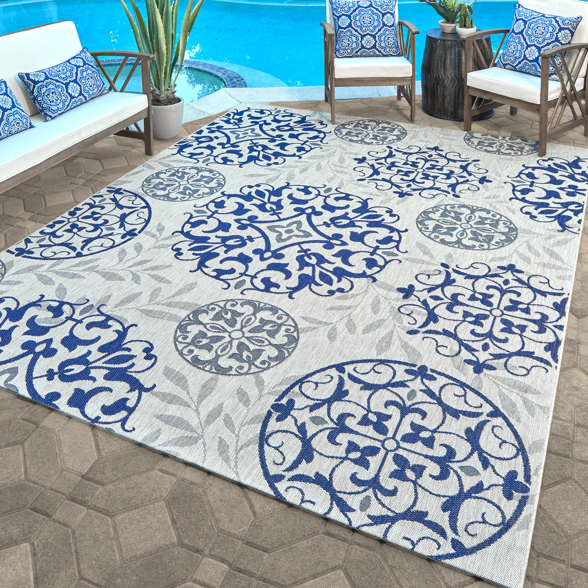 Gertmenian Paseo Emilia Beige/Navy Blue Scrolled Medallion Indoor