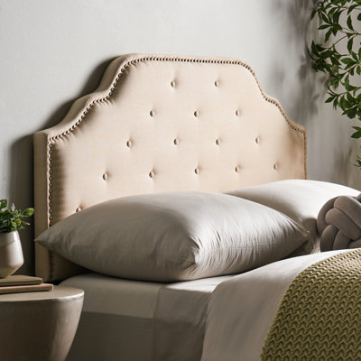Grande et grande tête de lit, revêtement beige avec coutures fascinantes et détails charmants recouverts de tissu pour un confort accru