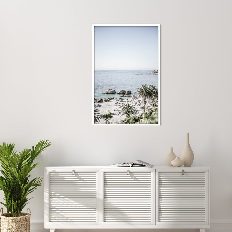 «Pindall Clifton Beach» par Shot par Clint Wood, reproduction d'art encadrée, H 41 po x l 28 po, Blanc