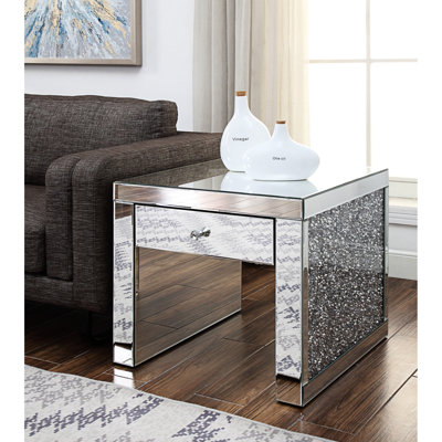 Table de bout en miroir argentée avec tiroirs, base en traîneau avec incrustations de faux cristal, tiroir latéral à glissière en métal, quincaillerie en verre et table à un bouton, glissières à pleine extension de conception de tiroir, incrustation de diamant