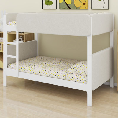 Lit superposé avec tête de lit rembourrée épaisse et barrières de sécurité pour les chambres d'enfants partagées et les soirées pyjama.