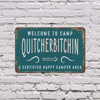 Welcome To Camp Quitcherbitchin, une enseigne en plastique certifiée «Happy Camper» de style rétro de 13 po x 20 po avec des sourires seulement parfaits pour les véhicules récréatifs