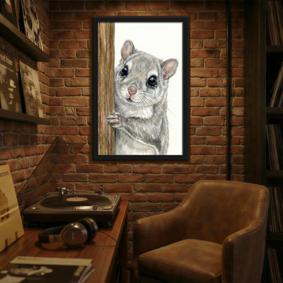 Animaux mignons écureuil gris furtivement du bois