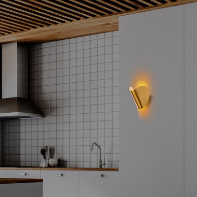 Lampe murale moderne en or avec corps en métal, 6,7 po x 4,7 po x 5,1 po | Diamètre de la plaque de base de 7 cm, hauteur de 3 cm | DEL 1W 3000K, indice de protection IP20 | Éclairage élégant pour la décoration intérieure, design glamour et fantaisiste