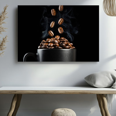 Toile, art mural d'une tasse de café noir mat remplie de grains de café torréfiés lustrés positionnés au centre d'une toile