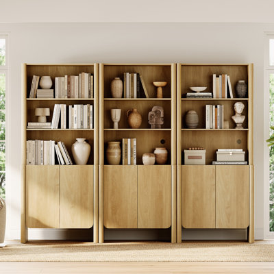 Bibliothèque moderne Glorian à 5 niveaux avec armoire de rangement et tablettes ouvertes, bibliothèque de 72,6 po de hauteur avec portes incurvées douces, grand présentoir de rangement de 94,5 po pour le salon de la bibliothèque de cinéma maison, chêne