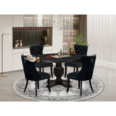 L'ensemble de salle à manger 5 pièces pour 4 personnes comprend une table ronde de 54 po avec piédestal et 4 chaises Parson en tissu noir, noir sablé