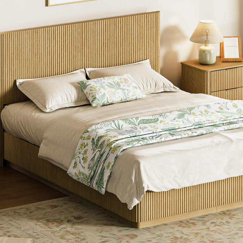 Structure de lit pour grand lit avec éclairage à DEL, fabrication en bois moderne avec lignes courbes ondulées et panneau de rainure convexe, finition chêne