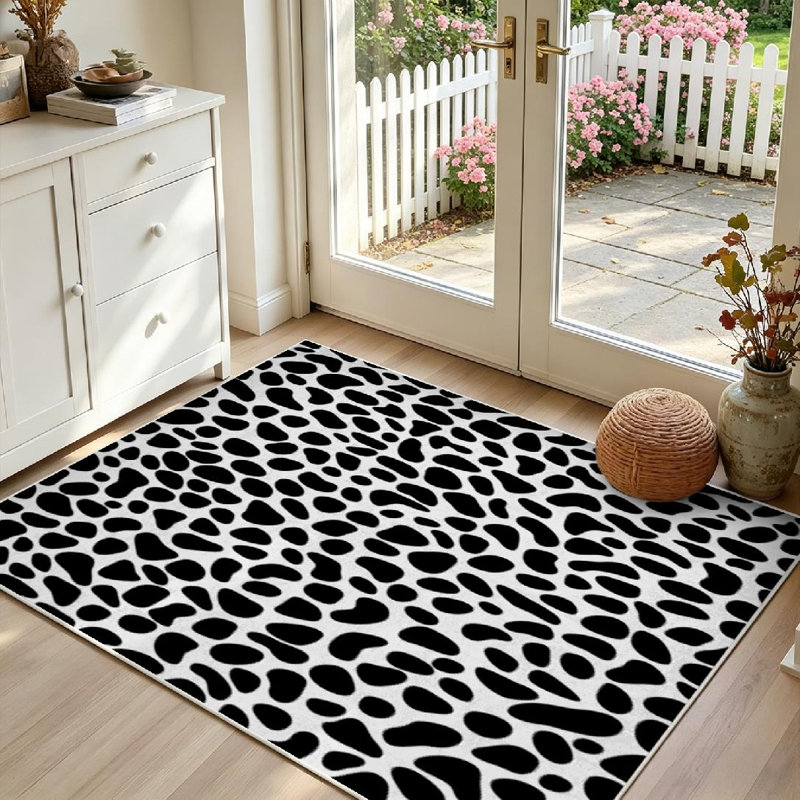 Tapis noir abstrait en cuir noir à motif de peau de léopard, Rectangle 55 po x 79 po