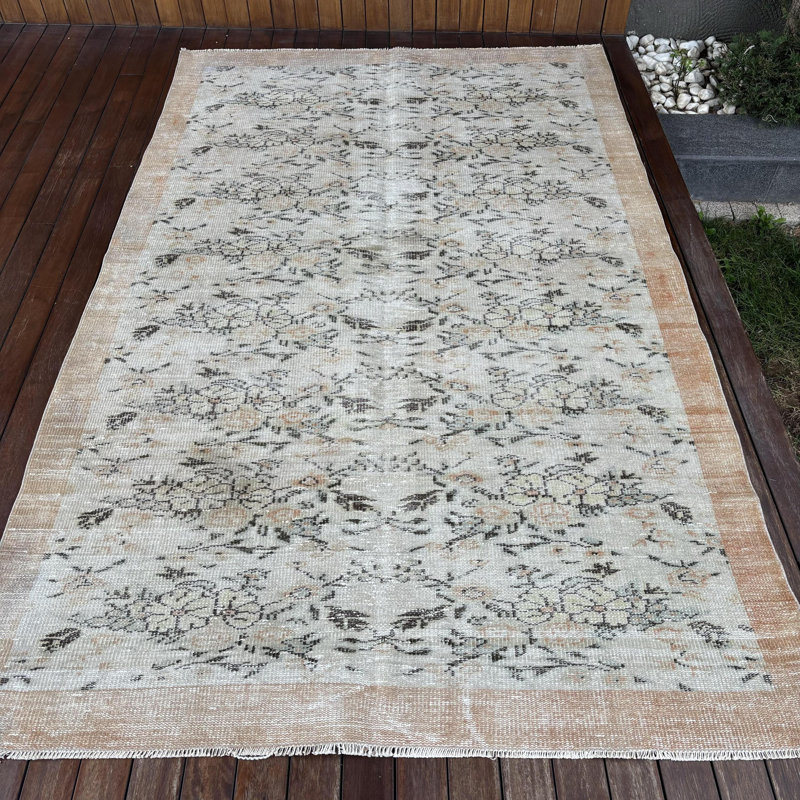Grand tapis turc beige tissé à la main avec un motif floral rétro Oushak, idéal pour les espaces de salon