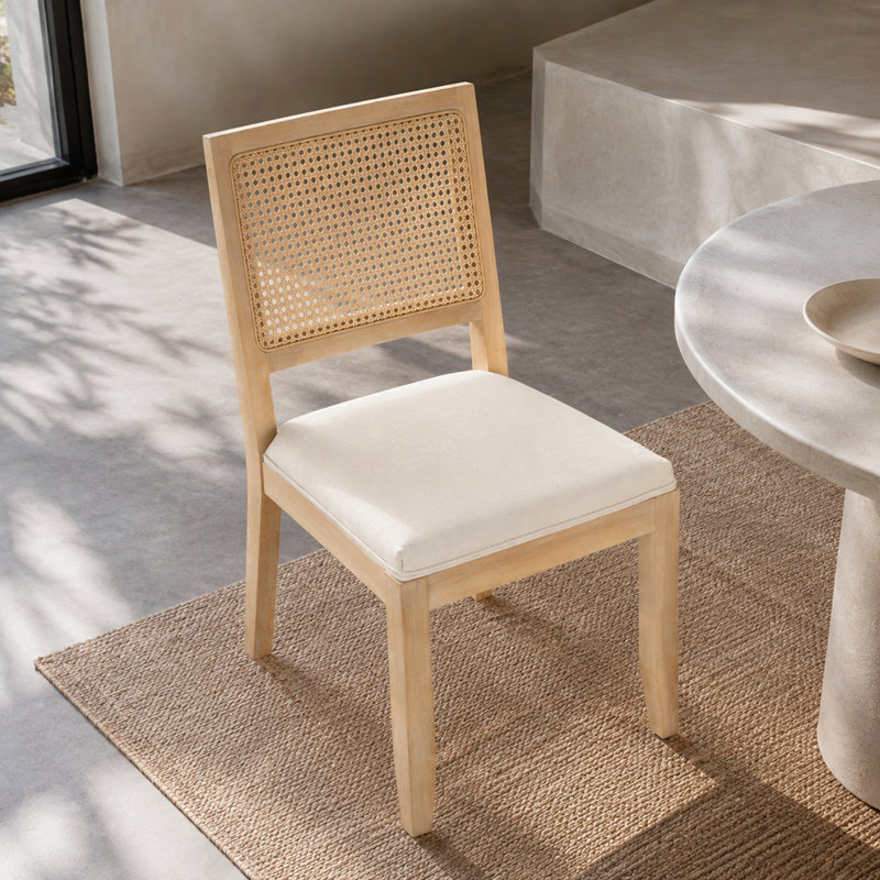 Ensemble de 2 chaises de salle à manger de style champêtre, dossier bas en rotin, structure en bois naturel, revêtement en lin beige, style moderne du milieu du siècle